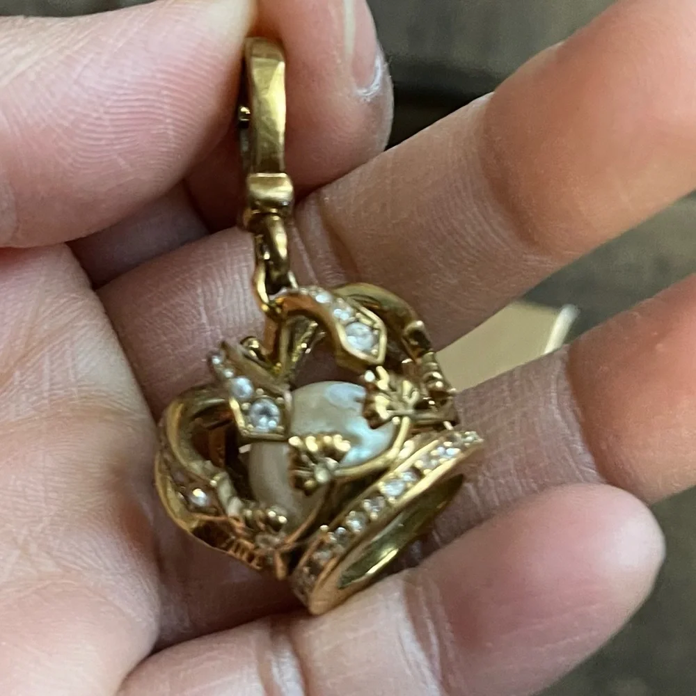 AUTHENTIC JUICY COUTURE RARE CROWN PEARL DOME CHARM BRACELET - Picture 6 of 7